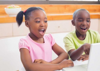 enfants émerveillement petite sirène